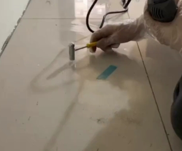 昭通瓷砖开裂维修公司专业分享瓷砖在铺贴前如果没有沥干水分，将会导致以下问题
